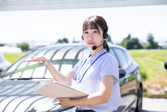 車検をする女性