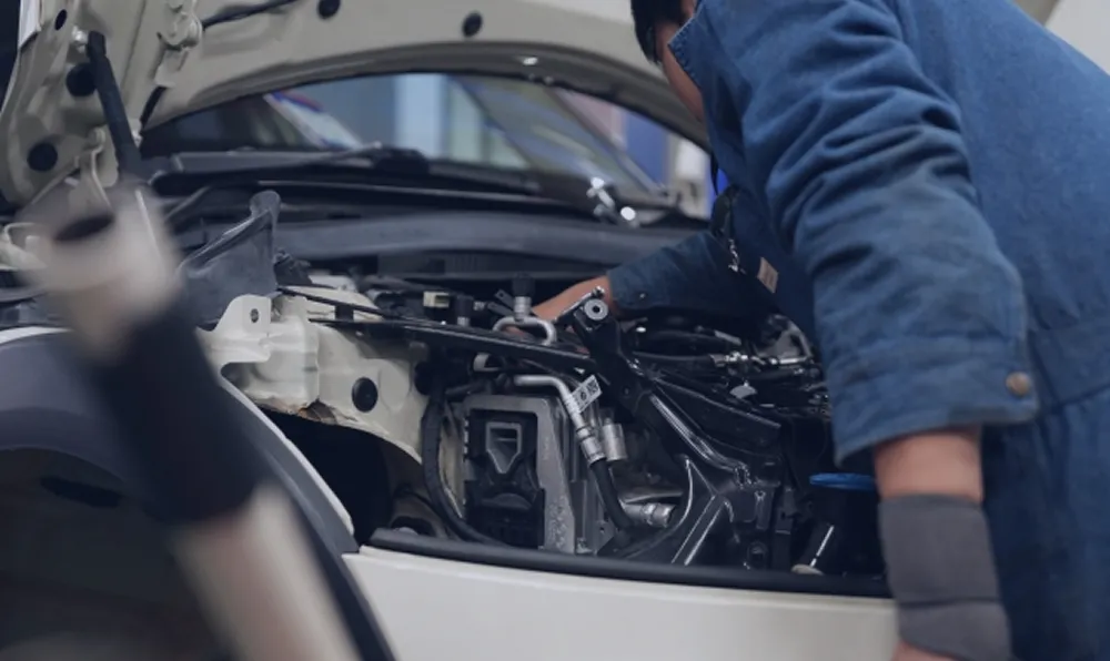 車のボンネットを開けて確認する様子