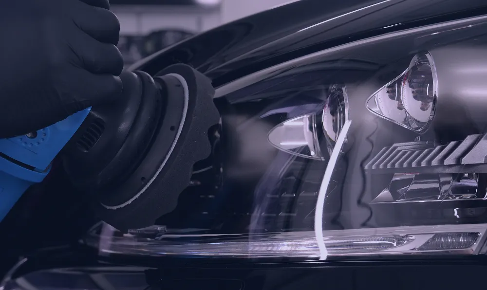 ヘッドライト磨きの様子