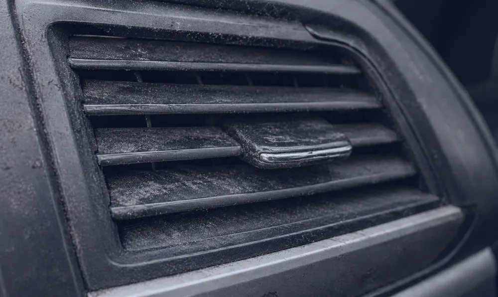 車のエアコンが臭い
