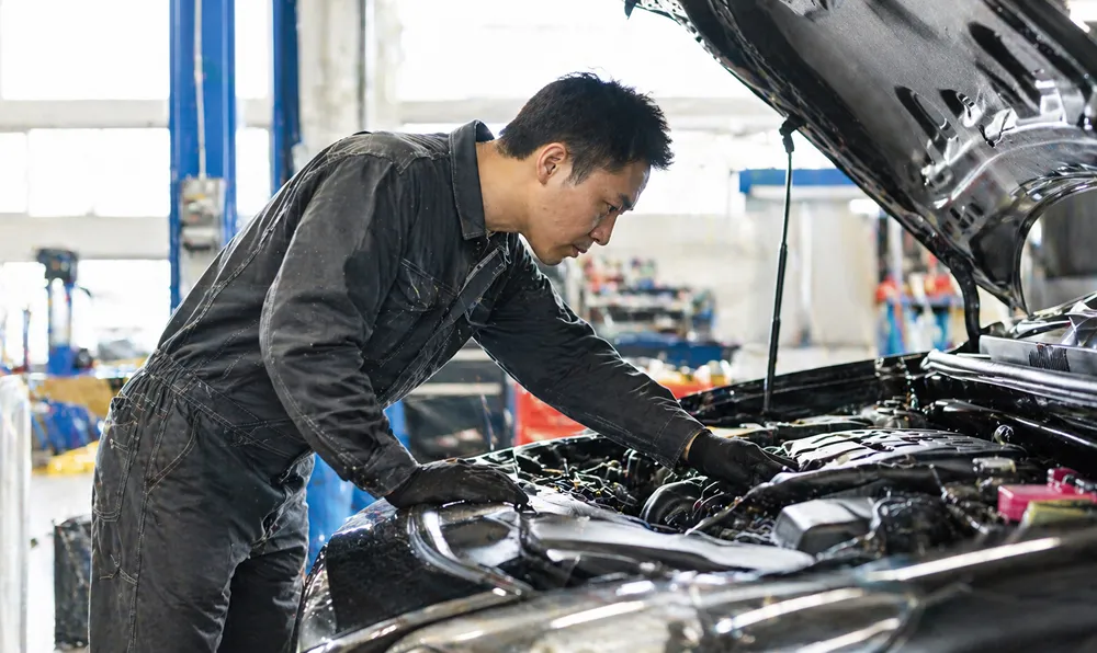 点検する整備士